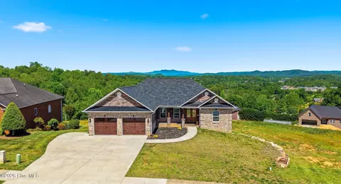 418 Huntington Woods Dr N, Lenoir, NC 28645