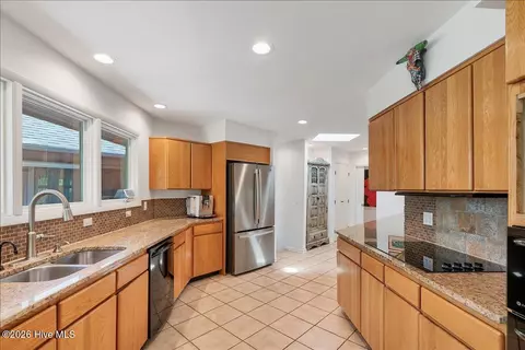 Kitchen - 18 Lochdon Ct, Pinehurst, NC 28374 photo 4 of 7