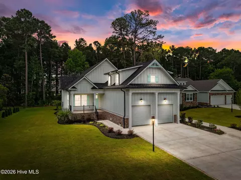 527 S Middleton Dr NW, Calabash, NC 28467