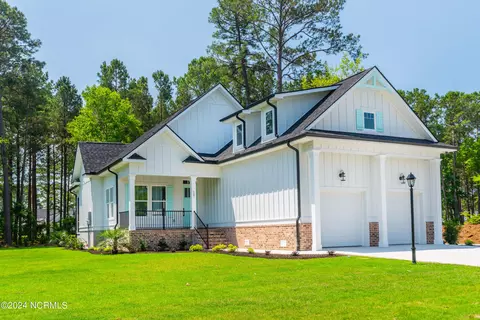 527 S Middleton Dr NW, Calabash, NC 28467