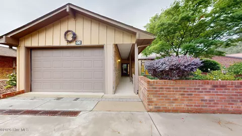 604 Redwood Dr #604, Southern Pines, NC 28387