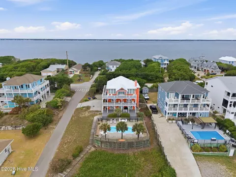 100 9th St, Emerald Isle, NC 28594