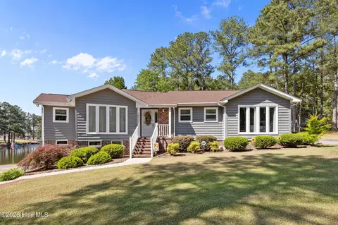 16521 Lakeshore Dr, Wagram, NC 28396