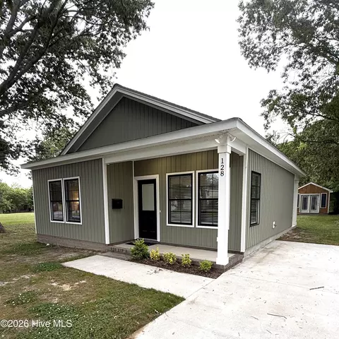 128 W Hicks St, Edenton, NC 27932