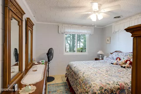 Bedroom - 1963 Bayview Rd, Bath, NC 27808 photo 2 of 3