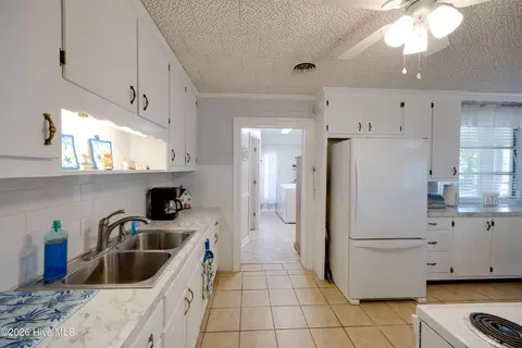 Kitchen - 1963 Bayview Rd, Bath, NC 27808 photo 4 of 4