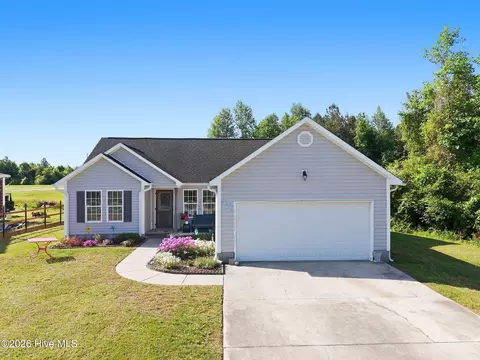 520 Comfort Rd, Richlands, NC 28574
