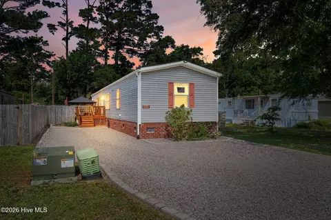 211 NE 76th St, Oak Island, NC 28465