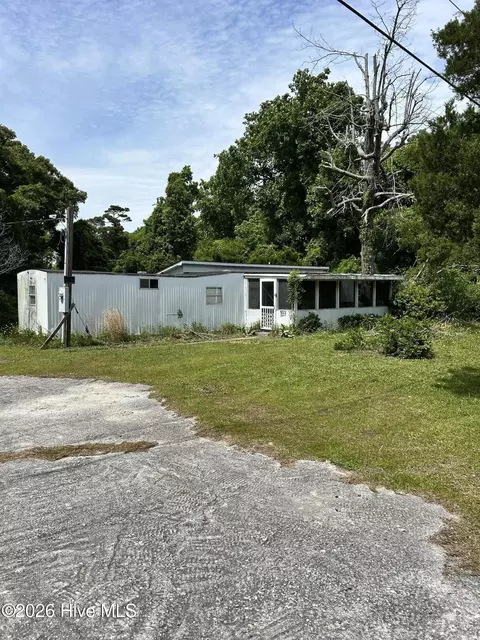 496 Queens Creek Rd, Hubert, NC 28539