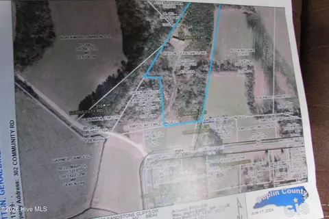 302 Community Rd, Warsaw, NC 28398