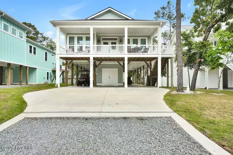 214 NE 37th St, Oak Island, NC 28465