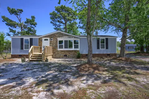 108 N Queens St, Hubert, NC 28539