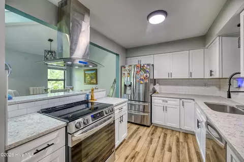 Kitchen - 710 472 Azalea Dr #472, Hampstead, NC 28443 photo 2 of 4