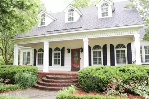 609 Robeson Ave, Lake Waccamaw, NC 28450