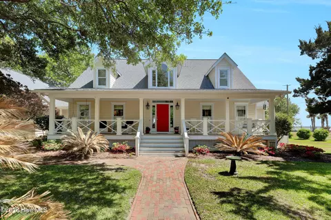611 Moores Landing Rd, Hampstead, NC 28443