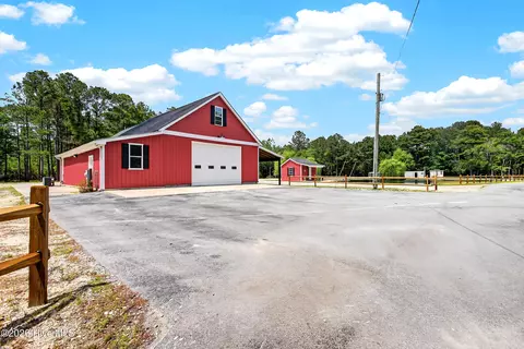 Exterior - 635 Richlands Loop Rd, Richlands, NC 28574 photo 2 of 6