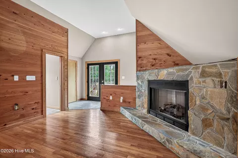 Living - 635 Richlands Loop Rd, Richlands, NC 28574 photo 2 of 2