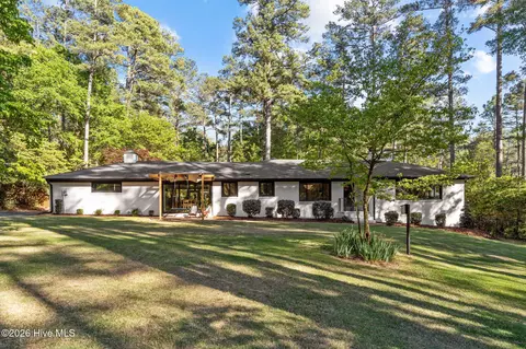 565 S Valley Rd, Southern Pines, NC 28387