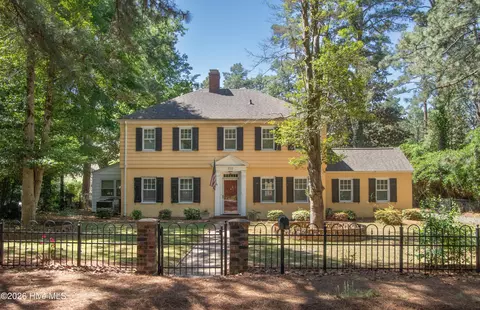 310 E Morganton Rd, Southern Pines, NC 28387