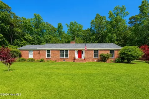 305 Lakeview Ave, Lake Waccamaw, NC 28450