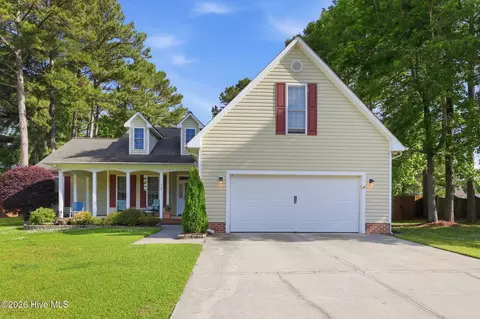 320 Osprey Point Dr, Sneads Ferry, NC 28460