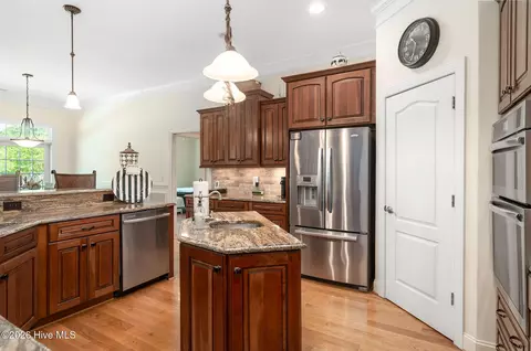Kitchen - 152 E Winding Way, Wallace, NC 28466 photo 3 of 4