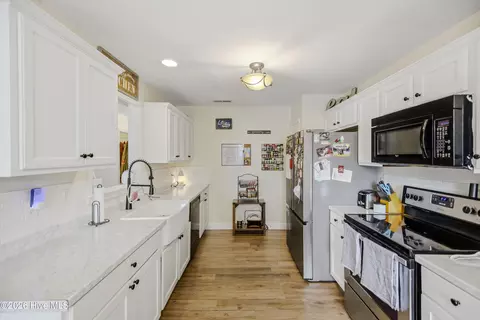 Kitchen - 104 Van Riggs Rd, Hubert, NC 28539 photo 3 of 4