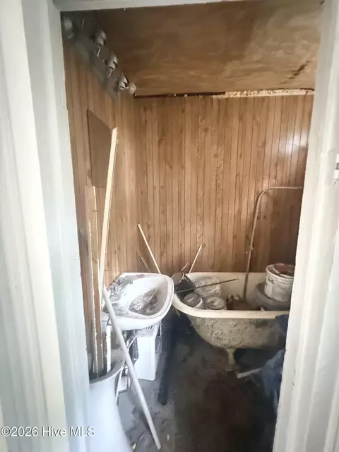 Bath - 413 Crawford Ave, Augusta, GA 30904 photo 4 of 4