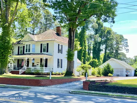 612 College St, Clinton, NC 28328