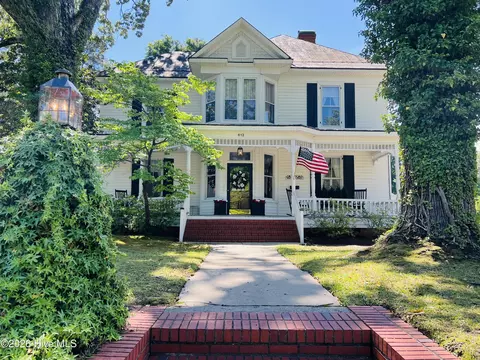 612 College St, Clinton, NC 28328