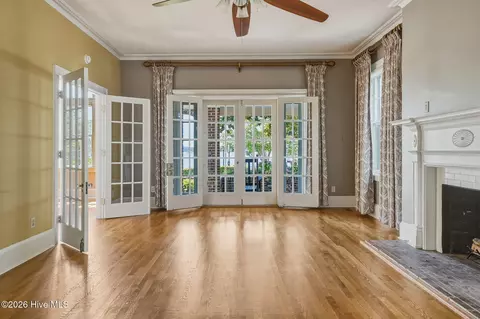 Living - 411 E Front St, New Bern, NC 28560 photo 2 of 6