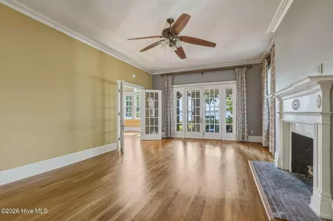 Living - 411 E Front St, New Bern, NC 28560 photo 4 of 6