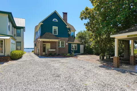 Exterior - 411 E Front St, New Bern, NC 28560 photo 6 of 9