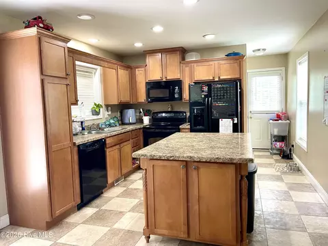 Kitchen - 2088 Meadows Rd, Williamston, NC 27892 photo 3 of 5