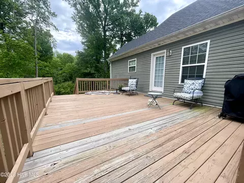 Exterior - 2088 Meadows Rd, Williamston, NC 27892 photo 7 of 15
