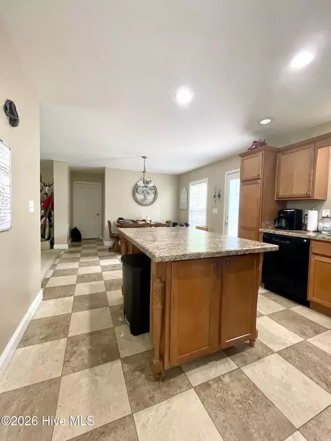 Kitchen - 2088 Meadows Rd, Williamston, NC 27892 photo 4 of 5