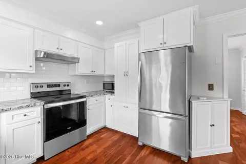 Kitchen - 524 Odum Dr, Hubert, NC 28539 photo 2 of 3