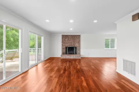 Living - 524 Odum Dr, Hubert, NC 28539 photo 2 of 5