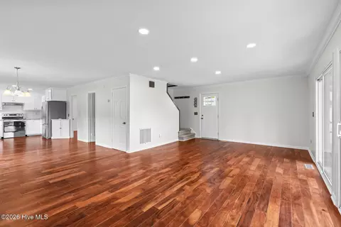 Living - 524 Odum Dr, Hubert, NC 28539 photo 3 of 5
