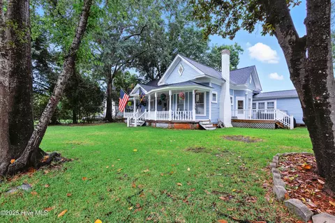 207 S Walker St, Burgaw, NC 28425
