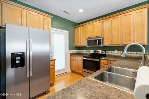 Kitchen - 100 Painted Bunting Ct, Hampstead, NC 28443 photo 3 of 3