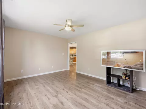Living - 94 Evergreen Dr, Hubert, NC 28539 photo 3 of 4