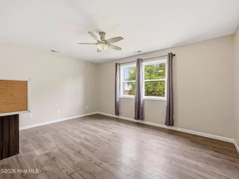 Living - 94 Evergreen Dr, Hubert, NC 28539 photo 4 of 4