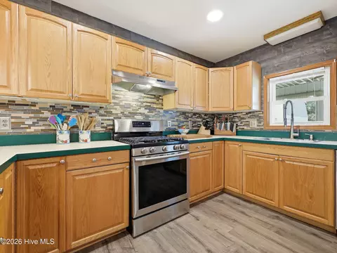 Kitchen - 94 Evergreen Dr, Hubert, NC 28539 photo 3 of 4