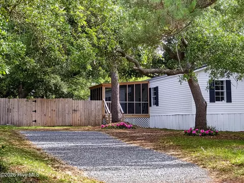 718 Shell St, Hampstead, NC 28443
