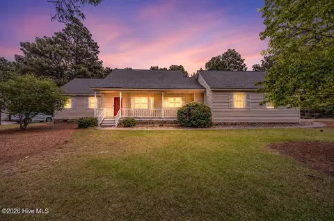 410 Edinboro Dr, Southern Pines, NC 28387