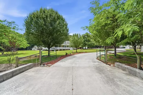 295 Mayberry Ln, Richlands, NC 28574