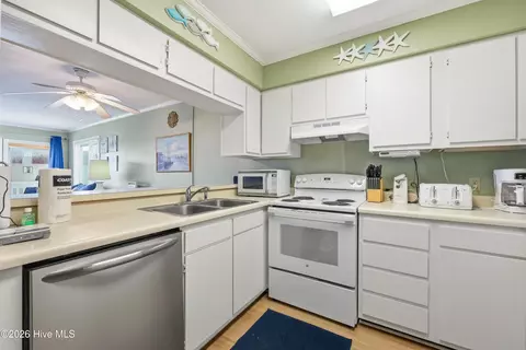 Kitchen - 1904 E Fort Macon Rd #252, Atlantic Beach, NC 28512 photo 1 of 4