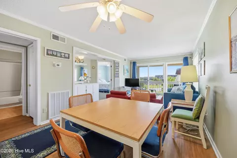 Dining - 1904 E Fort Macon Rd #252, Atlantic Beach, NC 28512 photo 3 of 4