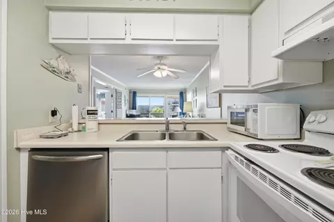Kitchen - 1904 E Fort Macon Rd #252, Atlantic Beach, NC 28512 photo 3 of 4